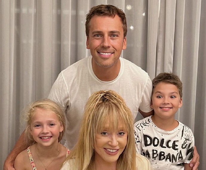 «Пугачева – мать, а Галкин* враг своей Родины!»: продюсер и основатель группы «Земляне» Владимир Киселев поделился своими мыслями о семье Примадонны «Пугачева – мать, а Галкин* враг своей Родины!»: продюсер и основатель группы «Земляне» Владимир Киселев поделился своими мыслями о семье Примадонны