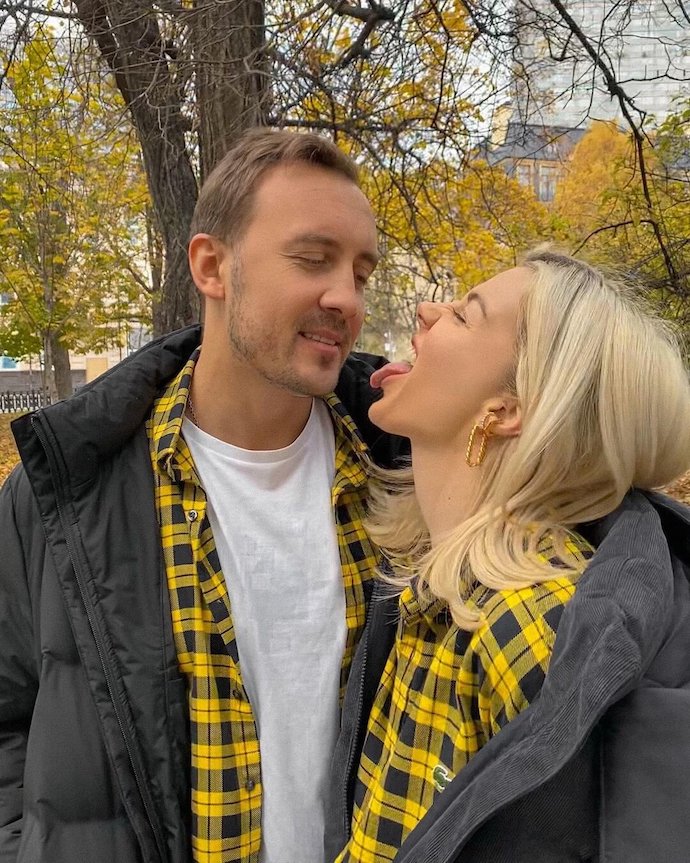 35-летняя Юлианна Караулова опубликовала редкое фото с мужем Андреем Черным. Топ чувственных фото певицы в купальнике
