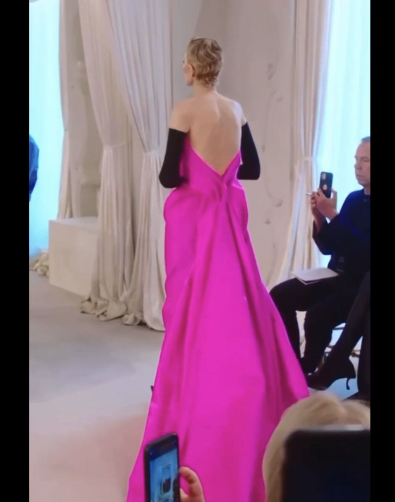 56-летняя Рената Литвинова проковыляла по подиуму в экстравагантном платье Balenciaga. ТОП фото голой нимфы Ренаты Литвиновой из фильмов «для взрослых» и не только