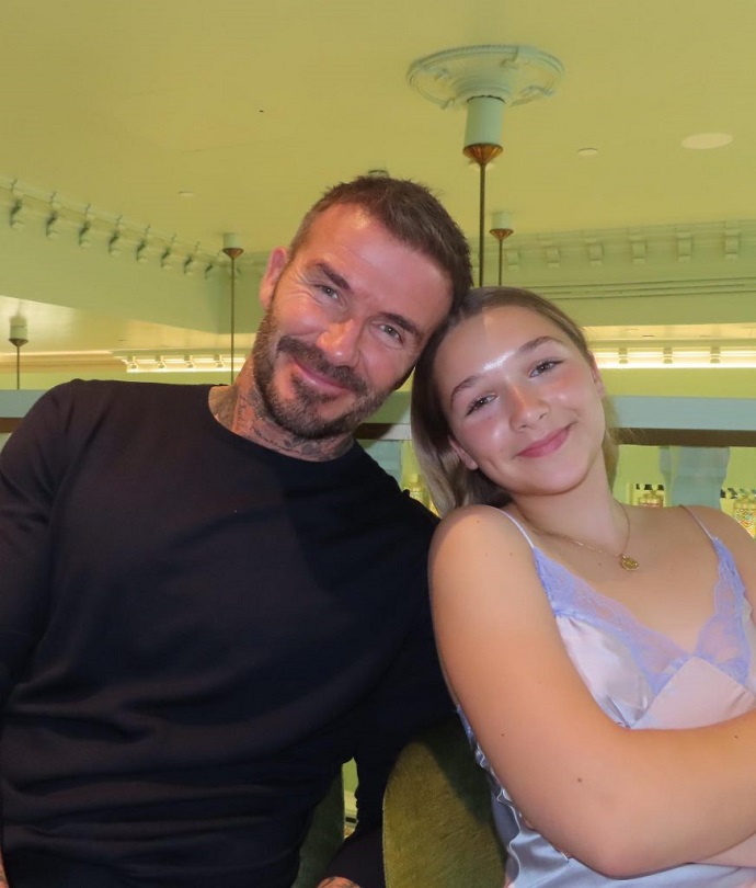 Что-то не так с платьем: Виктория Бекхэм выложила серию снимков со дня рождения дочери, но поклонников интересовал лишь наряд именинницы