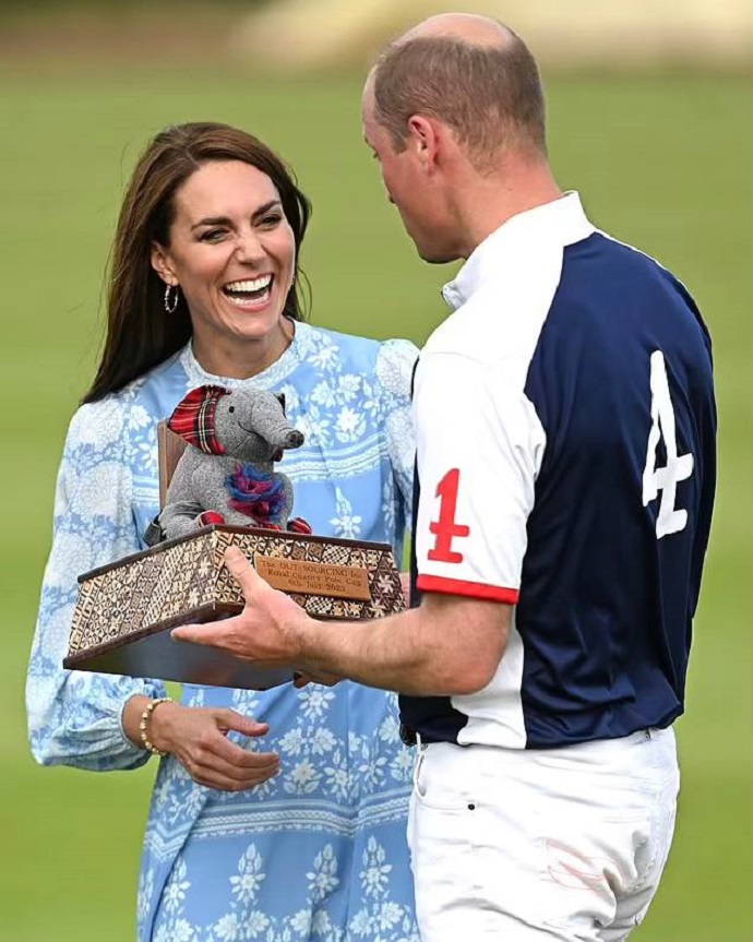 Поцелуй на публике: Кейт Миддлтон в расслабленном образе приехала поддержать принца Уильяма во время его игры в поло