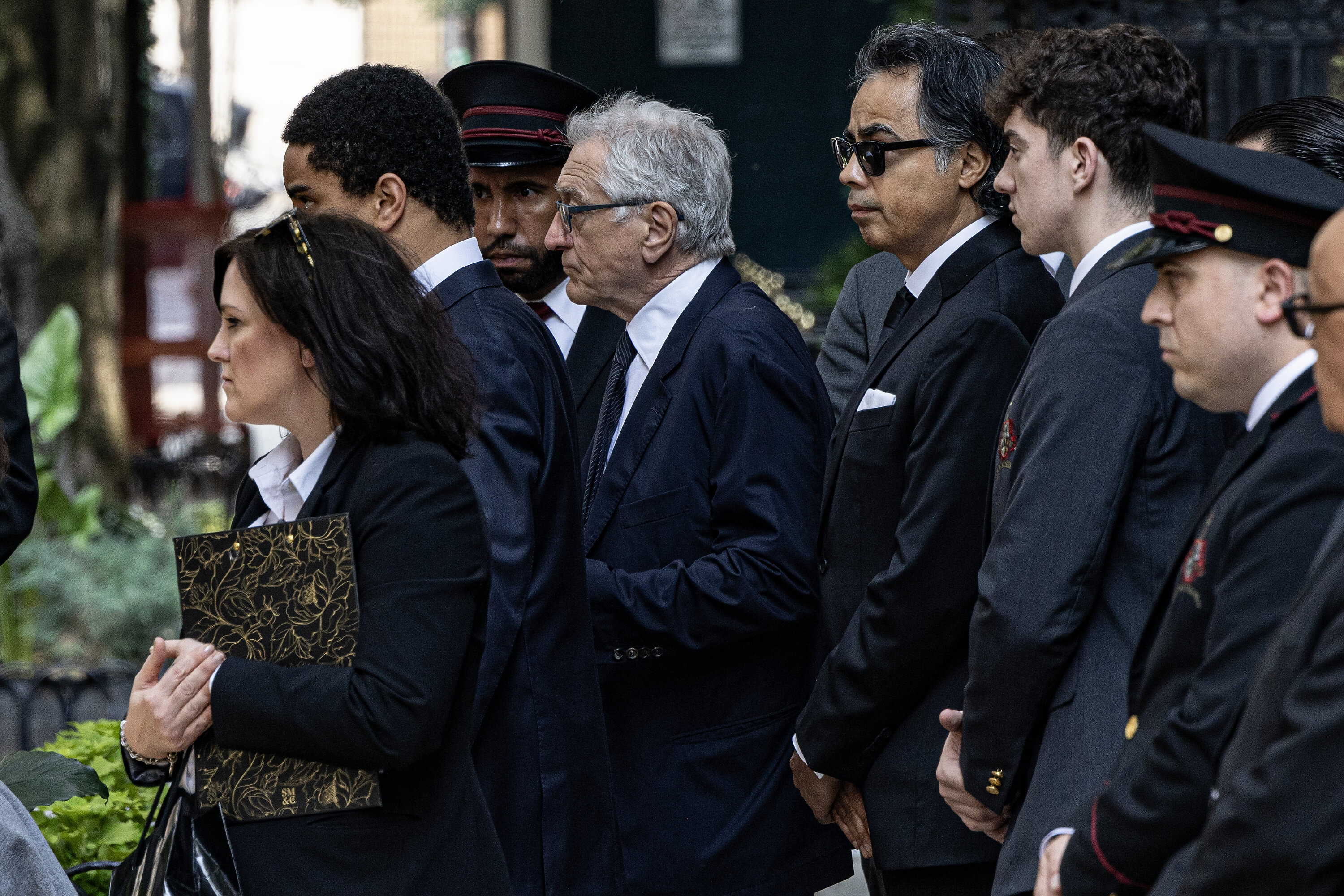 Мрачный Роберт де Ниро пришел на похороны внука, а его дочь озвучила абсурдную причину смерти 19-летнего юноши