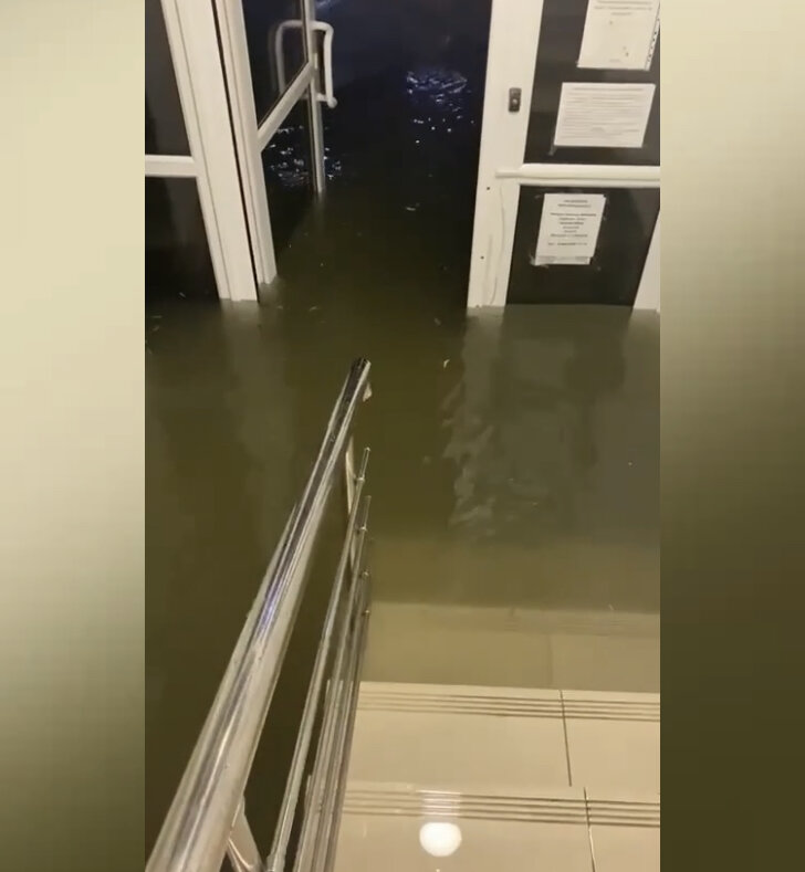 «Это просто насмешка»: квартира матери Элины Камирен ушла под воду из-за потопа в Сочи вместе с дизайнерскими вещами