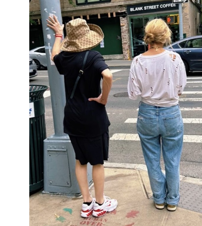 Папарацци заметили на улице, с трудом передвигающуюся Мадонну