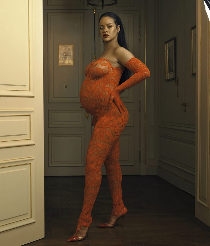 Беременная Рианна обнажила грудь в новой фотосессии. ТОП откровенных фото Рианны со съемок для Vogue