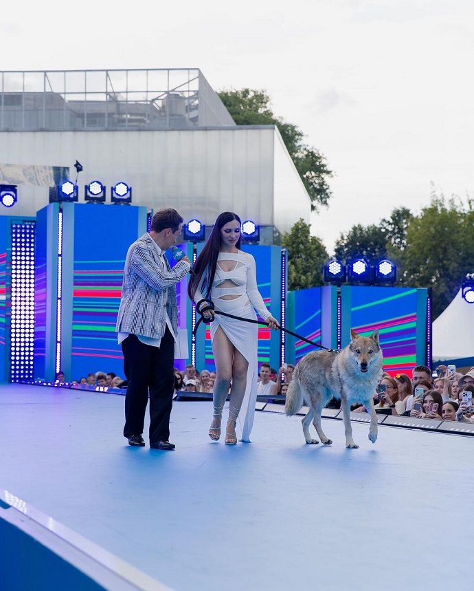 Ольга Серябкина прокомментировала свой скандальный выход на дорожку VK Fest с волком на поводке 