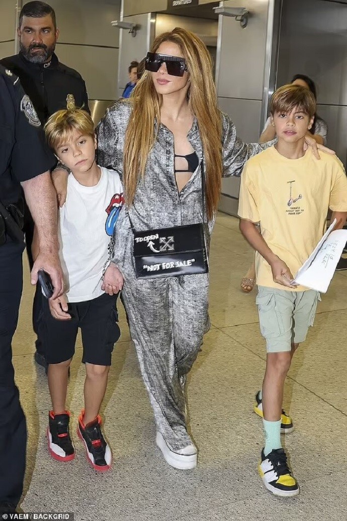 Шакира впервые за долгое время появилась на публике с детьми от бывшего мужа-изменщика. Фото папарацци 