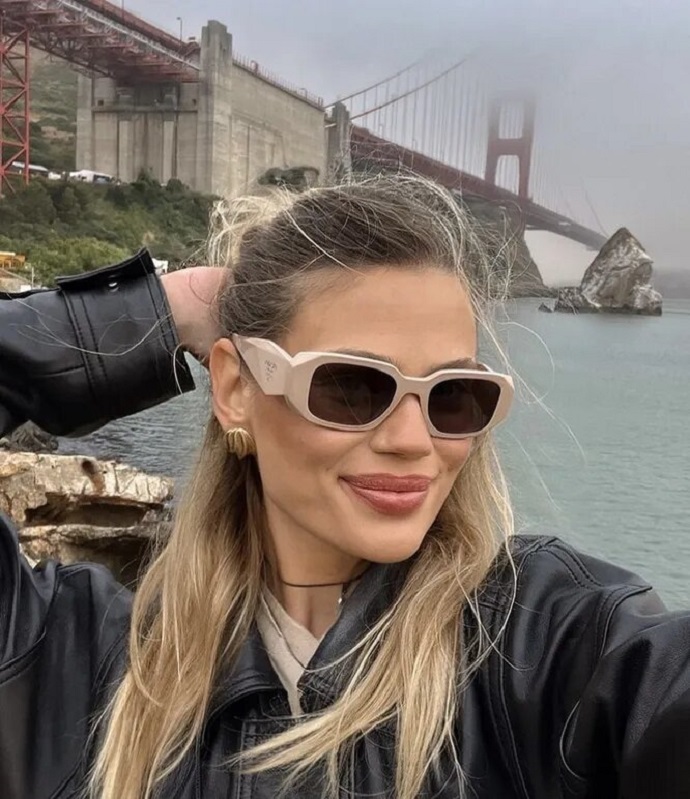 26-летняя невестка Кристины Орбакайте запечатлела себя в мини-наряде на фоне знаменитого моста в Сан-Франциско