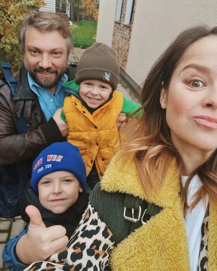 Звезда Comedy Woman Наталия Медведева выложила фото маленькой дочки в ее первый день рождения, частично рассекретив имя девочки 