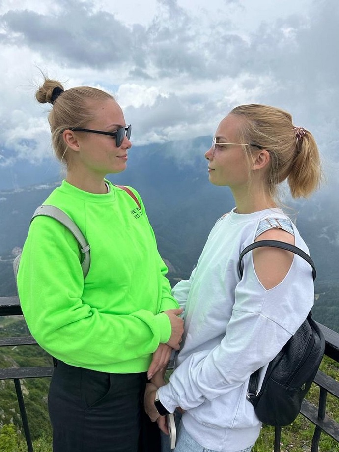 Татьяна Арнтгольц опубликовала редкое фото со своей сестрой-близняшкой Ольгой 