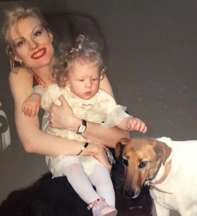 «Я навсегда полюбила тебя»: Рената Литвинова трогательно поздравила взрослую дочь с днем рождения, опубликовав серию ее фото
