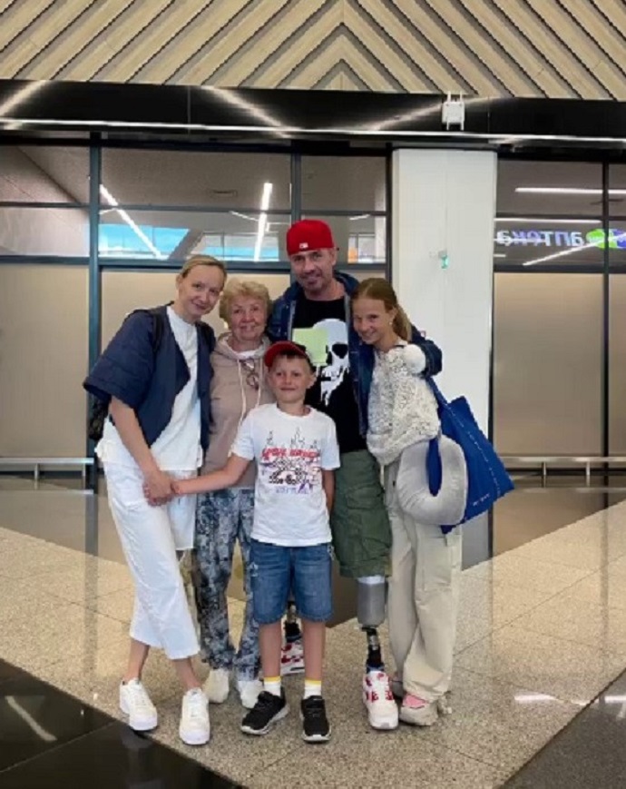 «Семья в сборе»: перенесший череду ампутаций Роман Костомаров вместе с женой встретили детей в аэропорту