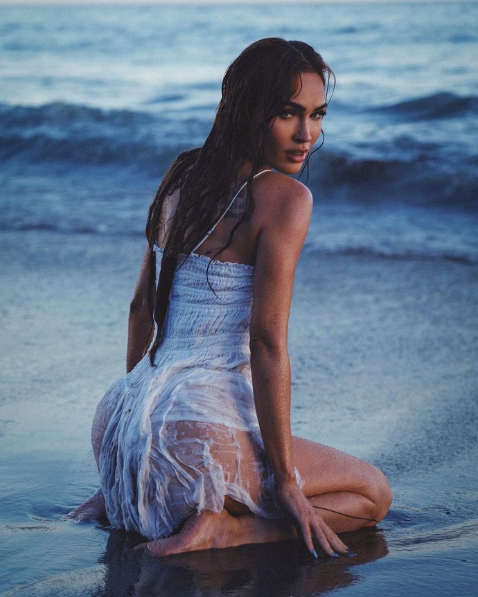 «Королева пляжа» Меган Фокс продемонстрировала роскошную фигуру в мокром платье 