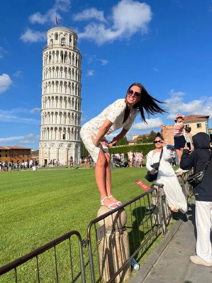 Агата Муцениеце засветила трусики, пытаясь сфотографироваться с Пизанской башней