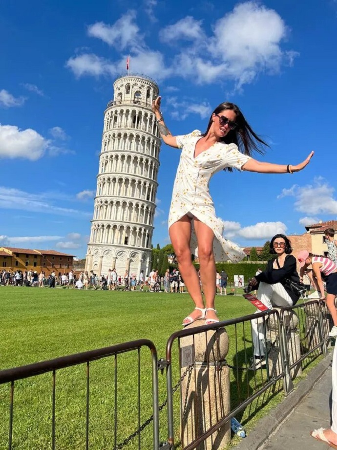 Агата Муцениеце засветила трусики, пытаясь сфотографироваться с Пизанской башней