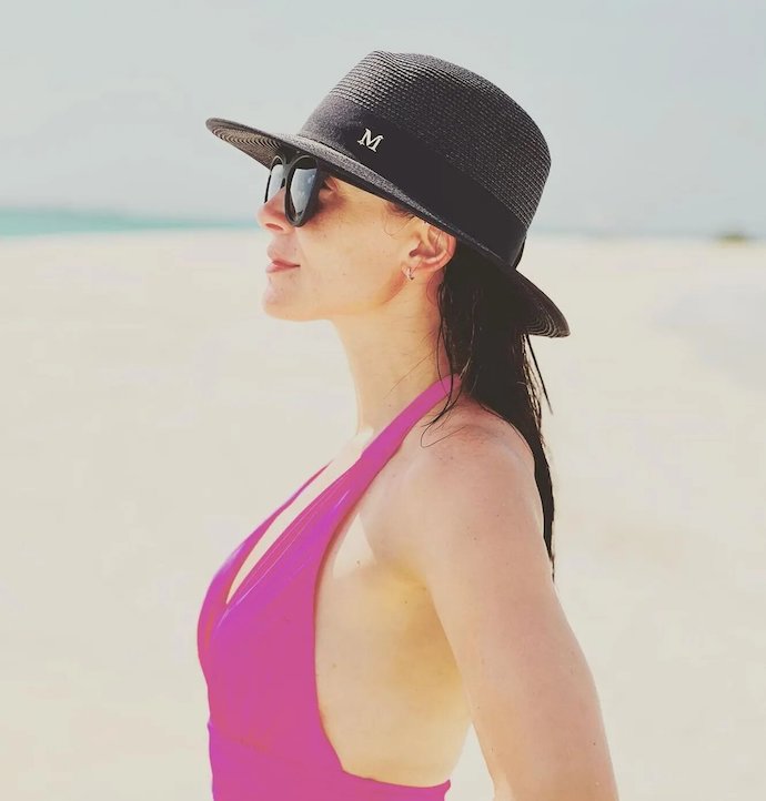 Звезда сериала «Татьянин день» Анна Снаткина продемонстрировала розовый купальник на Мальдивах 

