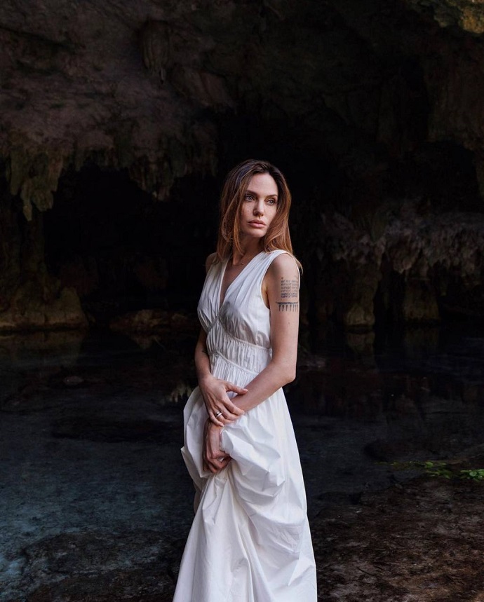 Анджелина Джоли приняла участие в новой чувственной фотосессии на фоне живописных скал в Мексике