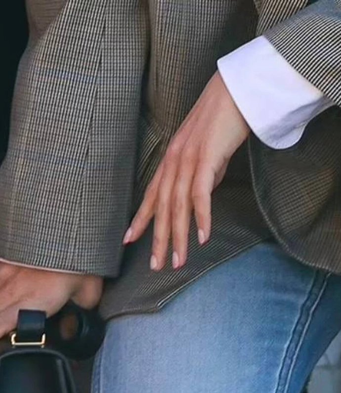 После скандала с мужем-изменщиком Натали Портман появилась на публике без обручального кольца. Топ горячих фото актрисы для мужских журналов