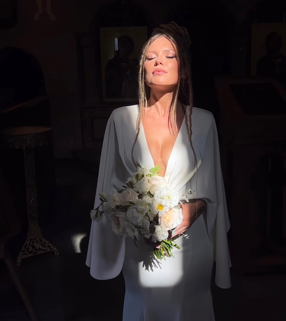 "С голыми сиськами": подписчики раскритиковали платье Риты Дакоты для венчания