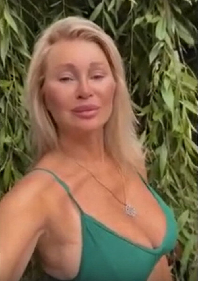 «Ныряем!»: 59-летняя Вика Цыганова продемонстрировала фигуру в зеленом бикини. Топ фото звезды 90-х в купальнике