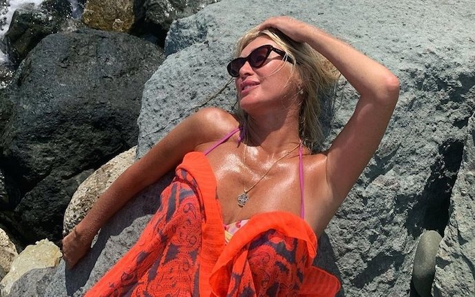 «Ныряем!»: 59-летняя Вика Цыганова продемонстрировала фигуру в зеленом бикини. Топ фото звезды 90-х в купальнике