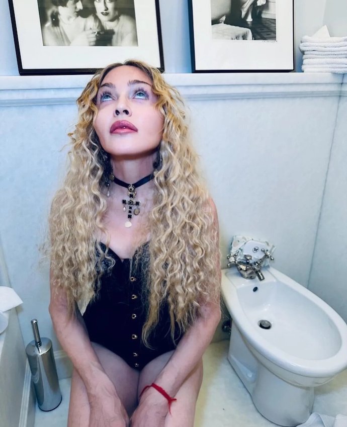 «Нарядная, а идти некуда»: Мадонна опубликовала серию пикантных снимков и намекнула поклонникам на возвращение на сцену
