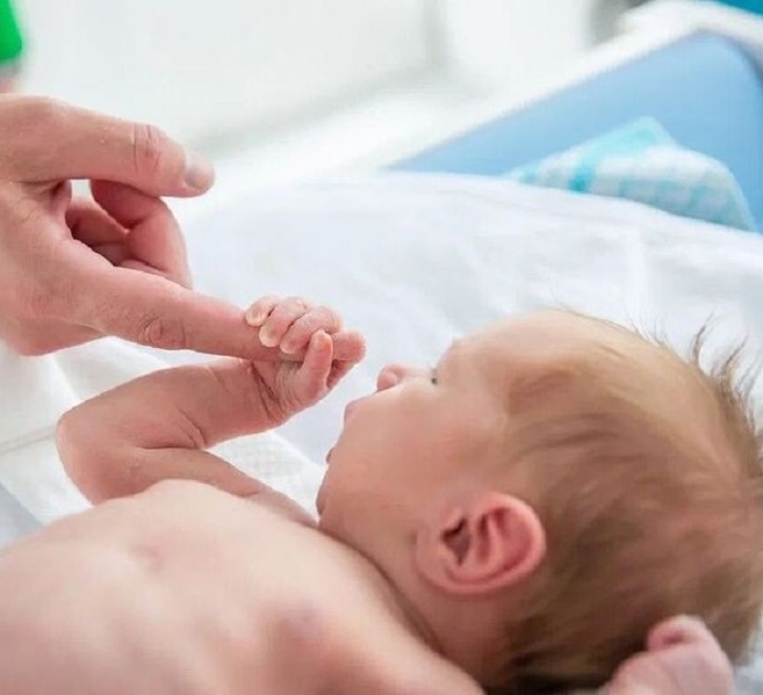 «Растем»: супруг «татушки» Лены Катиной опубликовал новый снимок с новорожденным сыном, на котором можно разглядеть лицо малыша