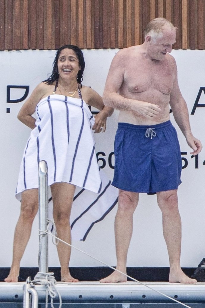 Папарацци запечатлели 56-летнюю Сальму Хайек в бикини на отдыхе вместе с мужем-миллиардером