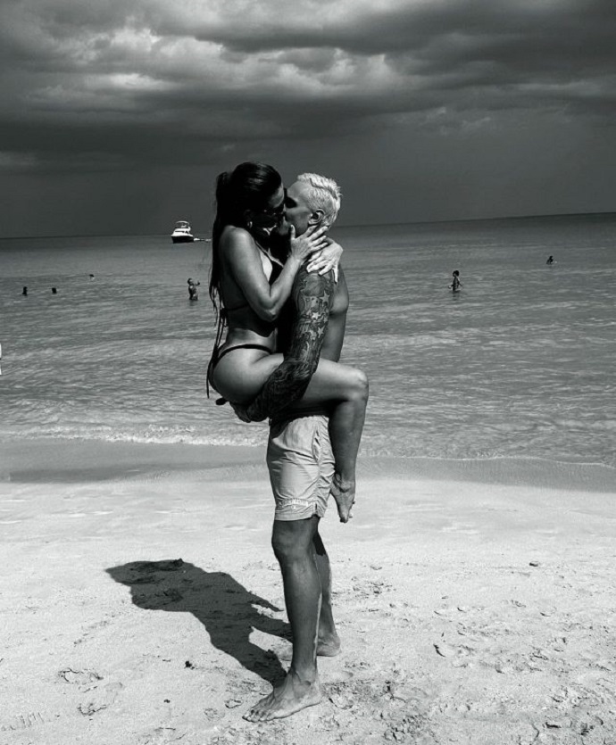 Страстный поцелуй на пляже: Анна Седокова опубликовала горячее фото с мужем-баскетболистом Янисом Тиммой
