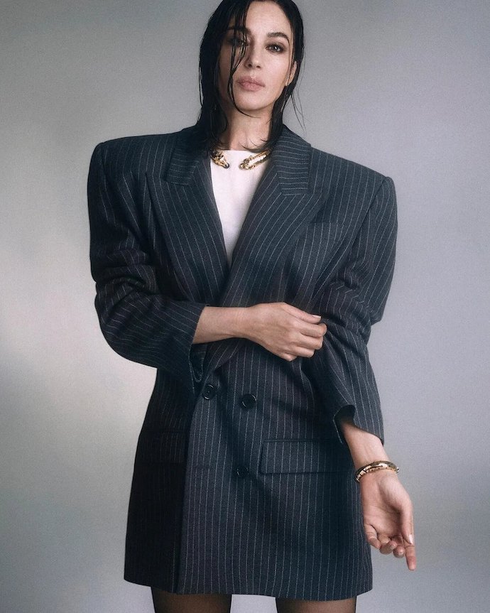 Чувственная итальянка: Моника Беллуччи снялась для глянца в необычном для себя образе. Топ всех новых снимков актрисы для журнала Harper's Bazaar