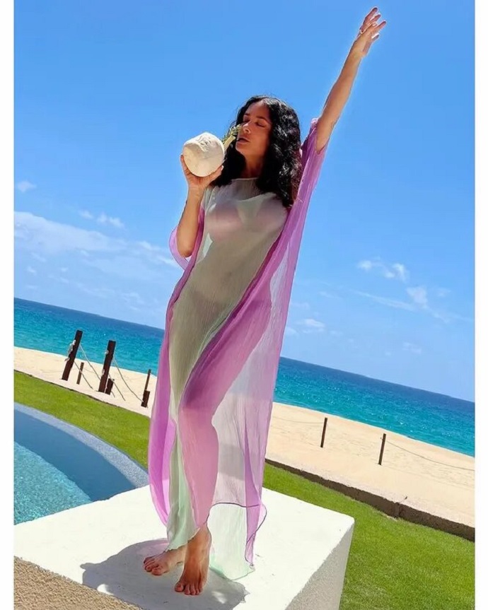 «Горячая, как и эта чашка кофе»: Шэрон Стоун высоко оценила новое фото Сальмы Хайек в чрезмерно откровенном купальнике