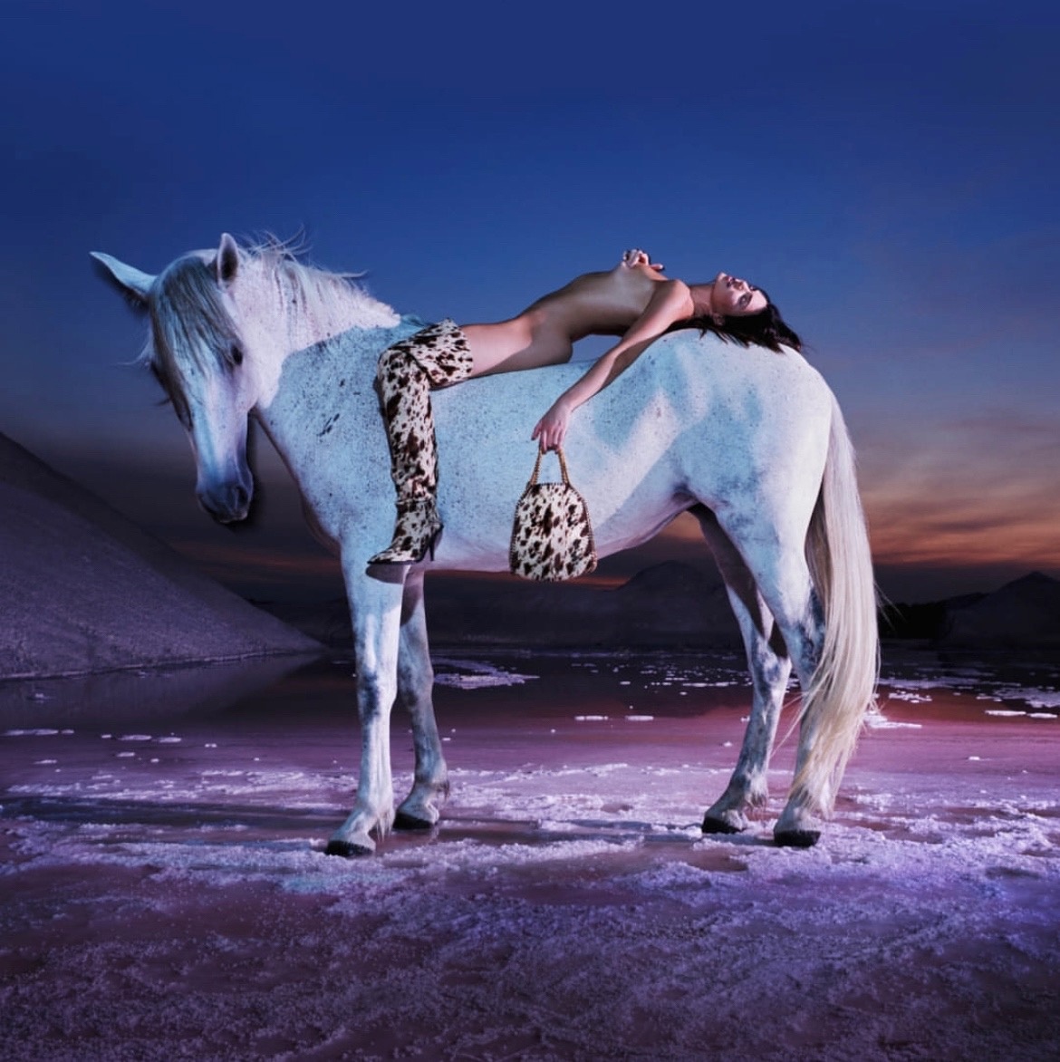 В сети раскритиковали Кендал Дженнер, сфотографировавшуюся голой на лошади. ТОП горячих фото модели
