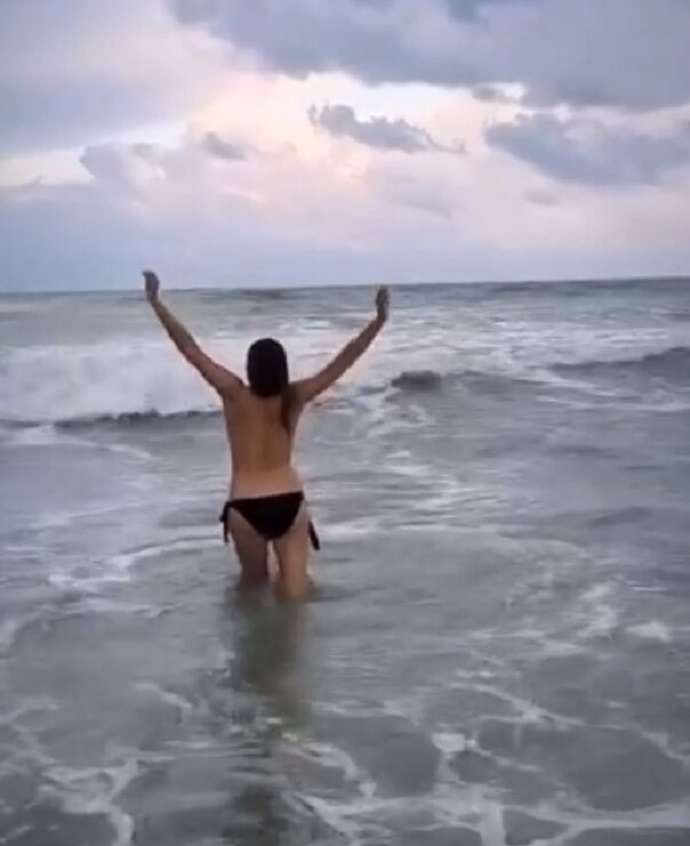 «Со мной случилось море!»: 45-летняя Любовь Толкалина вновь снялась полуобнаженной