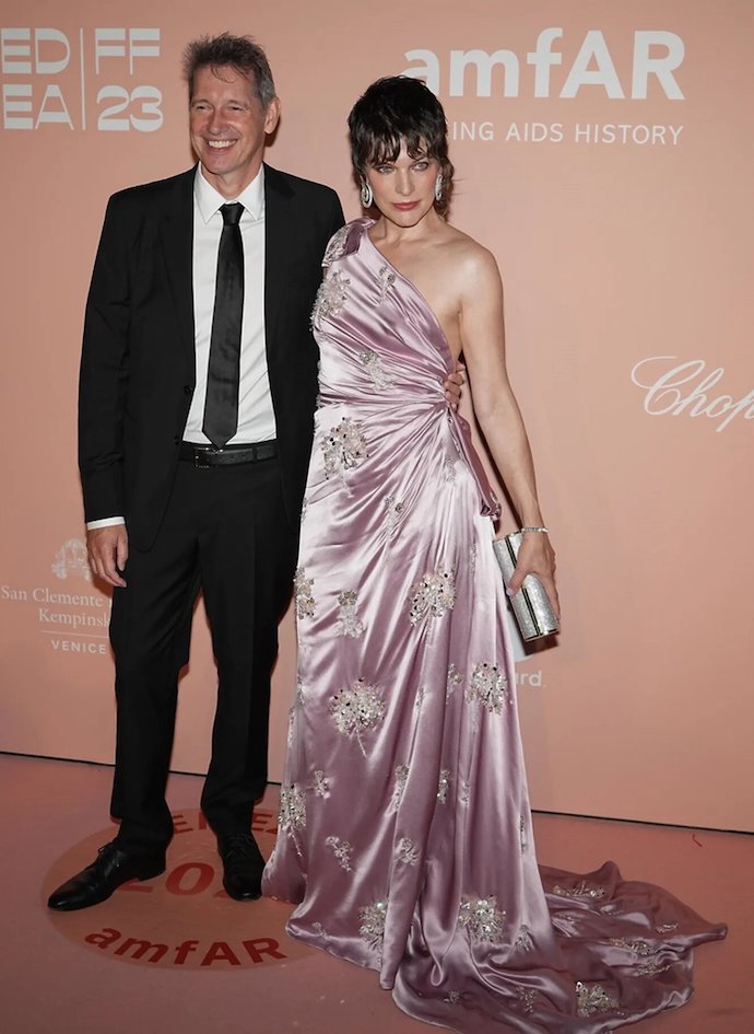 В компании мужа: Милла Йовович в облегающем платье появилась на красной дорожке Венецианского кинофестиваля. Топ горячих фото актрисы для журнала Maxim