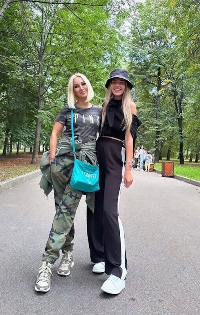 «Будто две сестры»: пользователи Сети высоко оценили редкое фото Леры Кудрявцевой с невесткой 