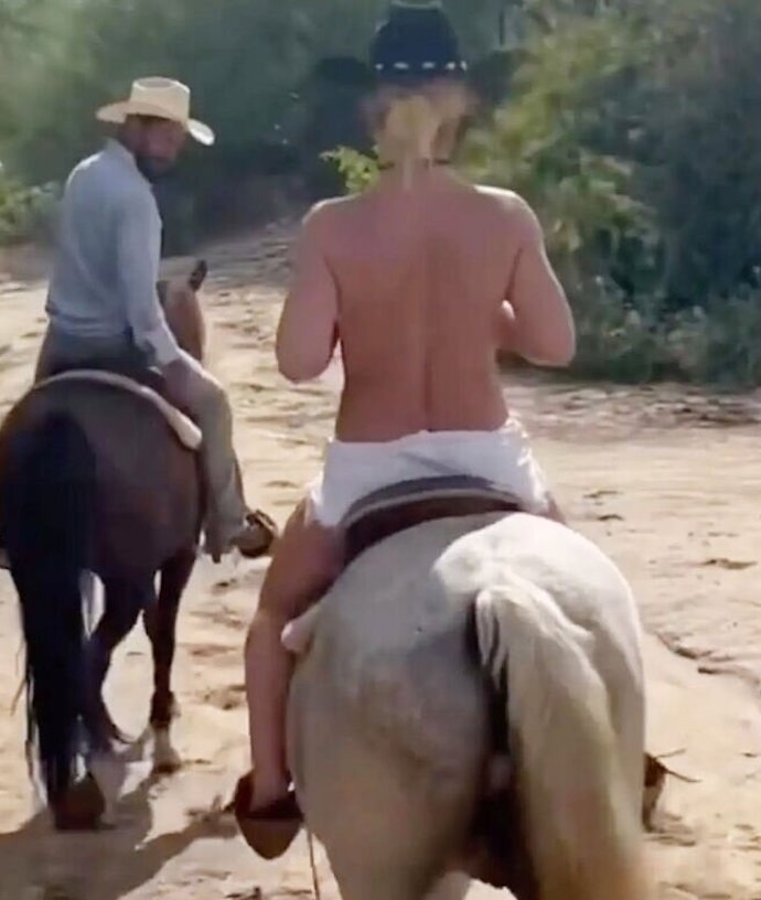 «Надо было изначально пойти голой»: Бритни Спирс топлес прокатилась верхом на лошади 