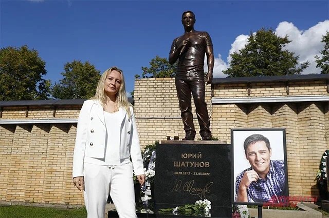 На могиле Юрия Шатунова установили памятник стоимостью 10 миллионов рублей. Дети артиста впервые появились на публике, фото с церемонии 