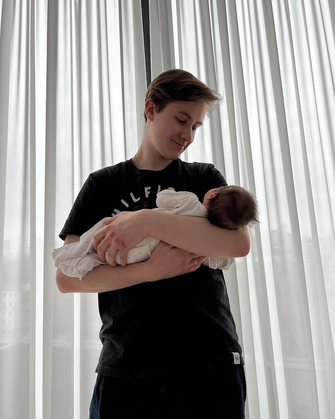 «С днем рождения, любовь»: 19-летняя звезда «Ворониных» Мария Ильюхина опубликовала редкие фото с мужем, от которого родила дочь 