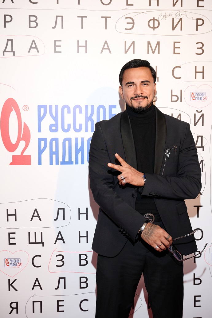 На праздновании Дня рождения «Русского радио» Любовь Успенская намекнула на беременность дочери, Юлианна Караулова похвасталась идеальной талией, а Наталья Подольская стройными ножками. Кто еще зажигал на вечеринке