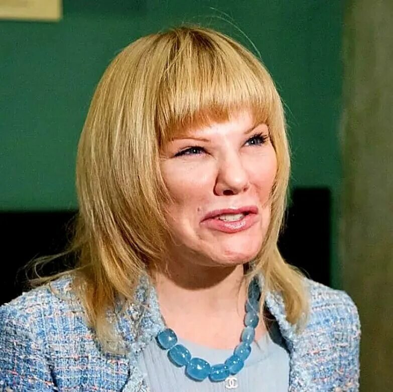 Александра Захарова высказалась о кознях бежавшего за границу Анатолия Белого. ТОП горячих фото Александры Захаровой, любительницы погреть на солнышке небритое интимное место