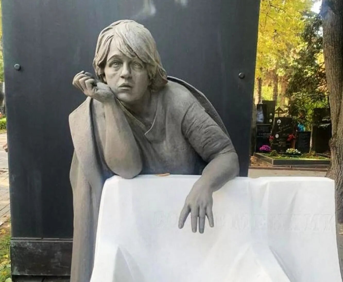 «Кошмарный ужас или ужасный кошмар»: на могиле Галины Волчек появился новый памятник