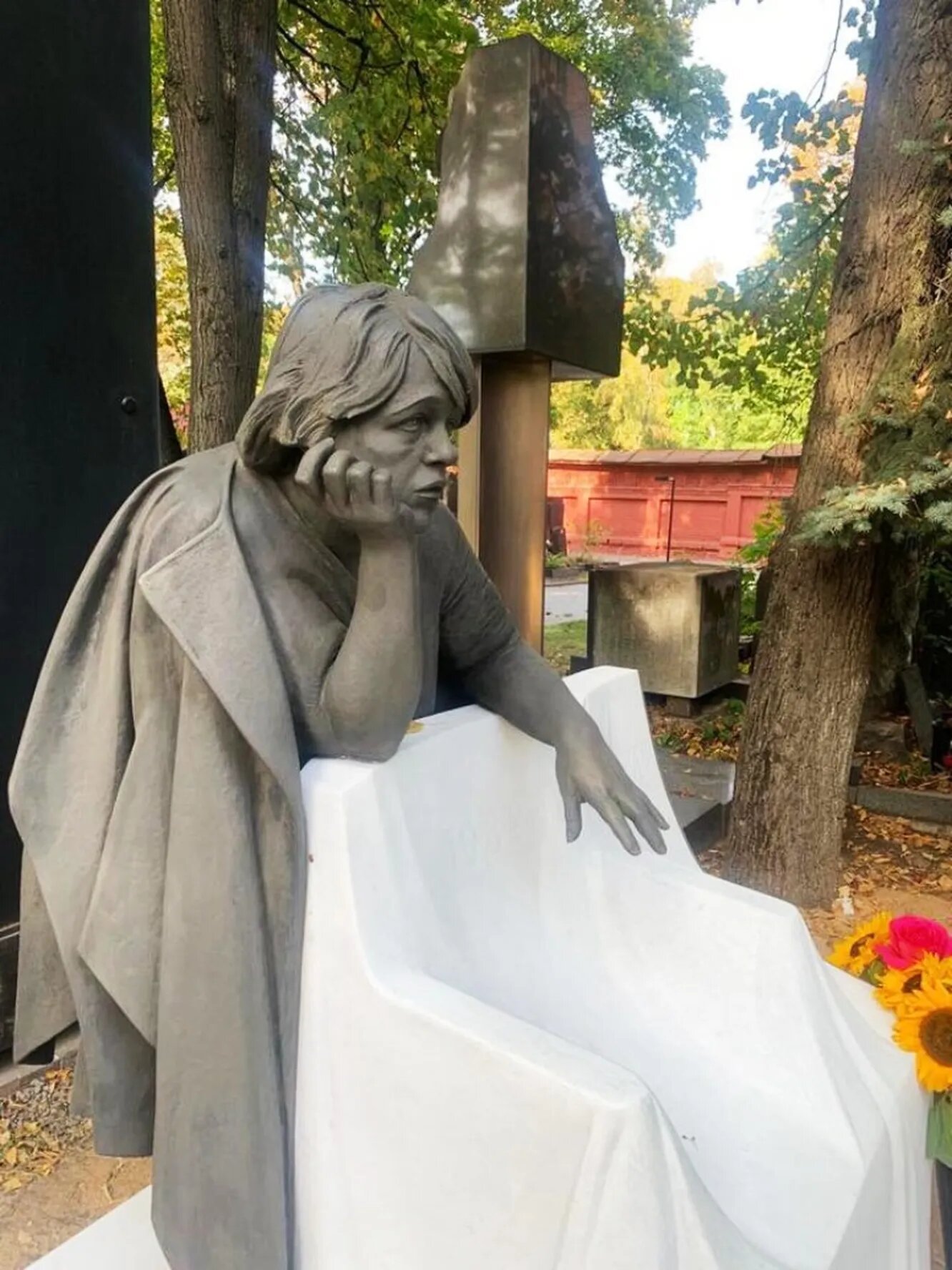 «Кошмарный ужас или ужасный кошмар»: на могиле Галины Волчек появился новый памятник