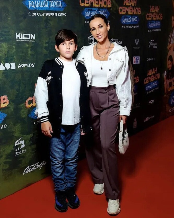 «Заставляю сниматься»: Анфиса Чехова поделилась совместным фото с 11-летним сыном от актера Гурама Баблишвили