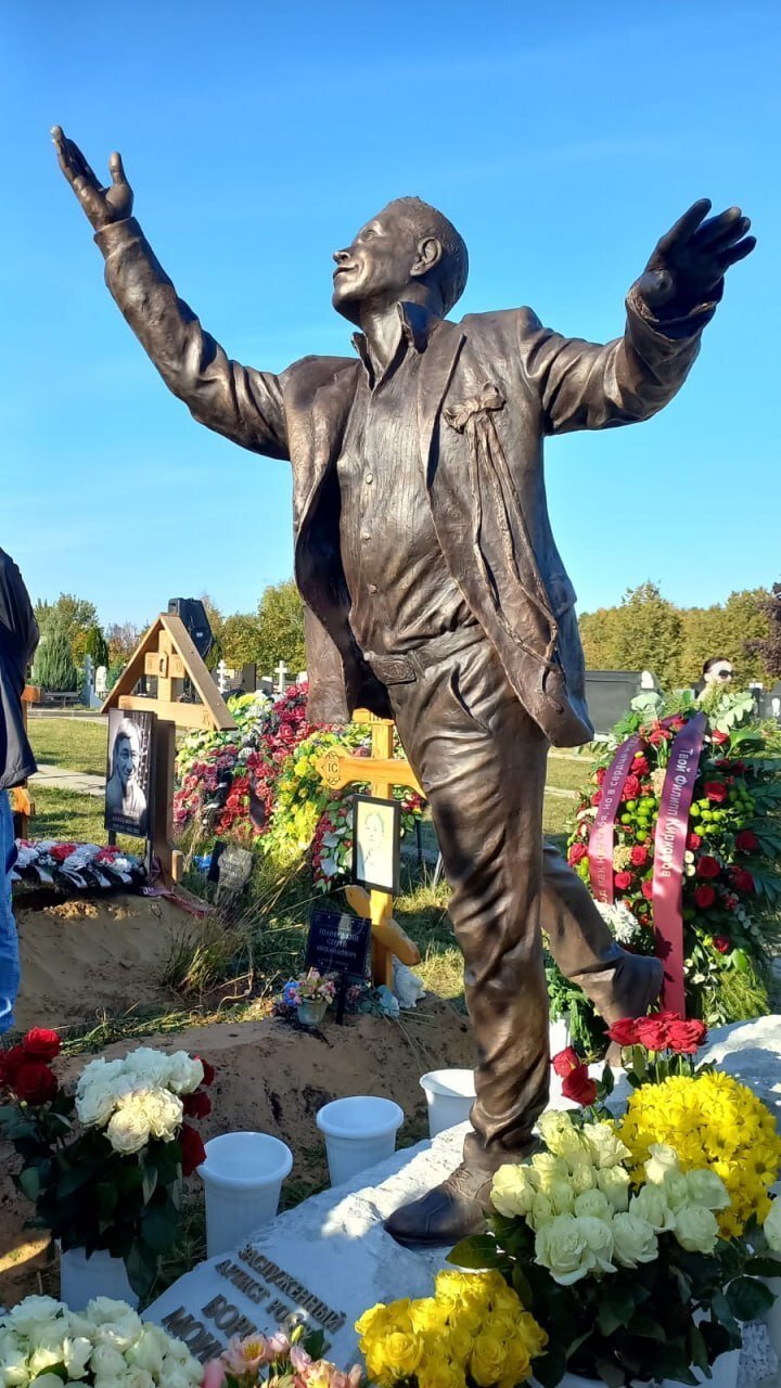 «Боря взлетел»: на могиле Бориса Моисеева установлен памятник и не обошлось без Аллы Пугачевой