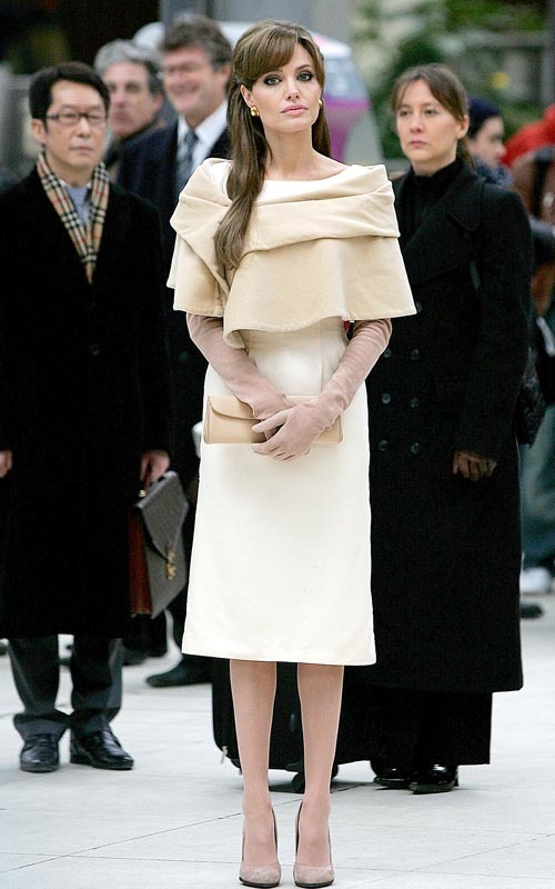 Анджелина Джоли появилась на обложке Vogue в редком розовом образе. Топ стильных выходов голливудской звезды 
