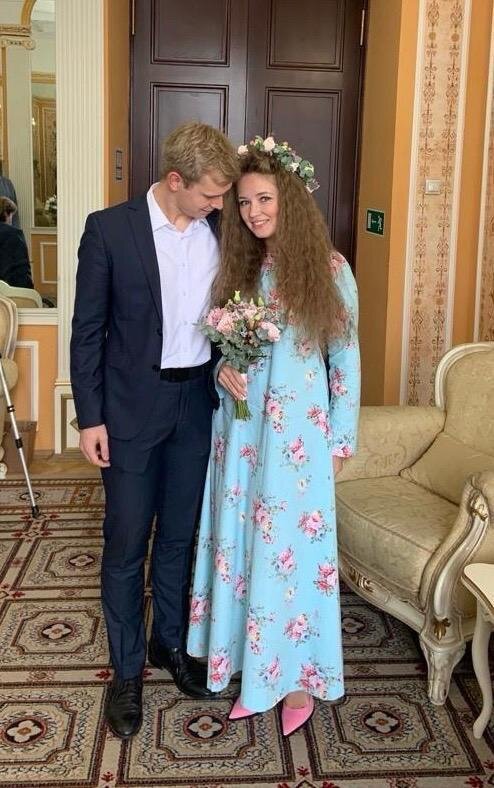 Ольга Дроздова и Дмитрий Певцов выдали замуж свою приёмную дочь, фото со свадьбы. А также ТОП фото жаркого «мохнатого» стриптиза от новоиспечённой тёщи Ольги Дроздовой