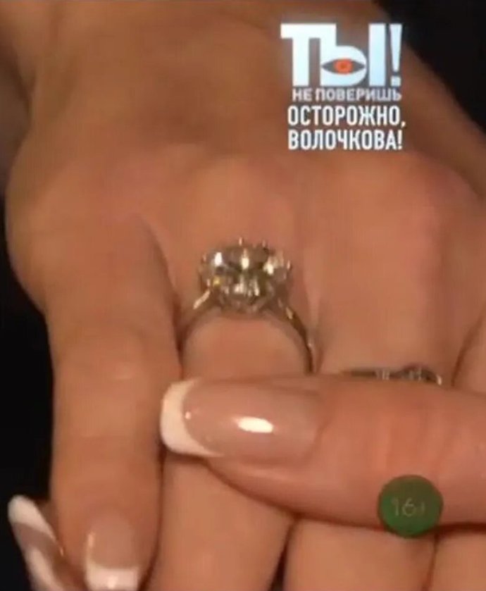 «Любит и восхищается»: Анастасия Волочкова продемонстрировала роскошное кольцо с бриллиантом