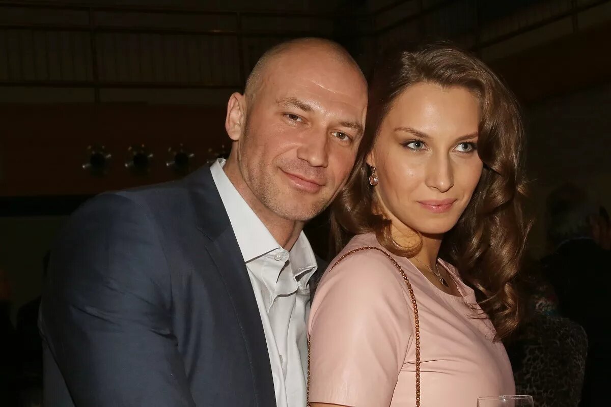 «Требования к женской энергии»: актёр Константин Соловьев снова развелся с женой