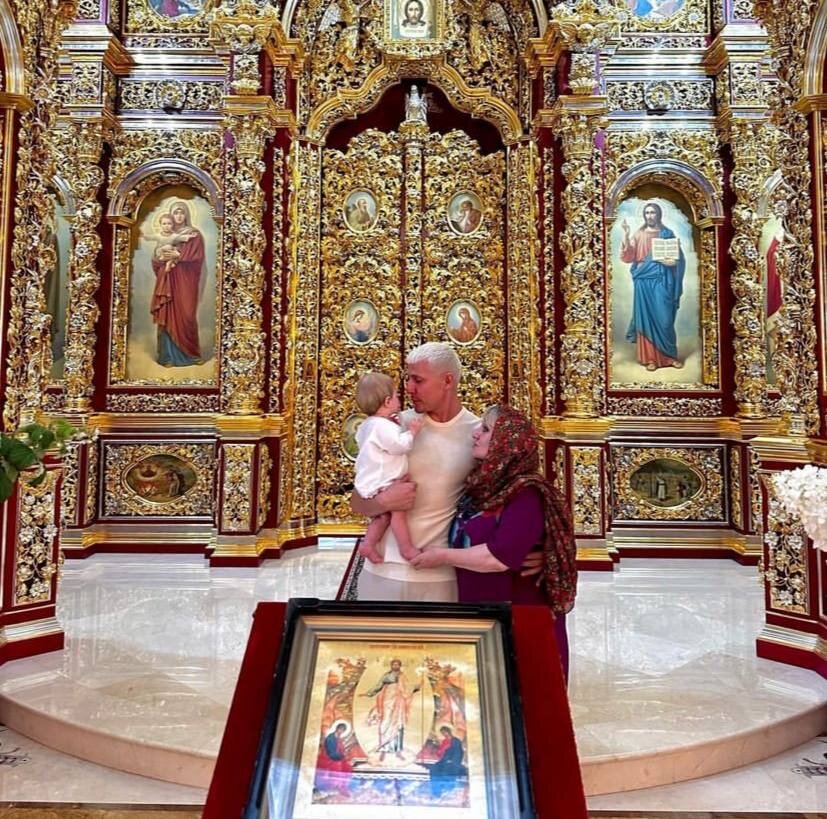 Лучший друг Сергея Лазарева Алекс Малиновский показал фото с крестин дочери с немодным именем