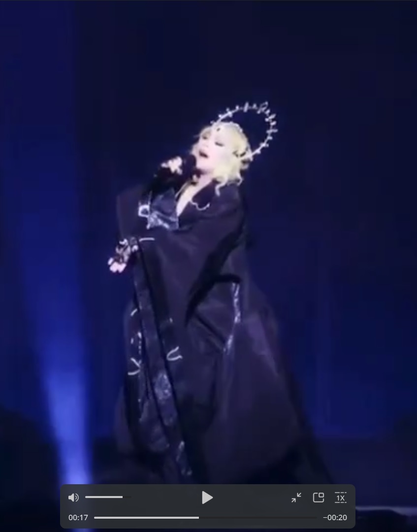 Нижнее белье, корсеты и полуголые люди: Мадонна зажгла в Лондоне. Топ фото самых ярких образов Мадонны с первого концерта тура